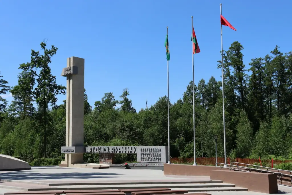 Партизанская криничка2.jpg Партизанская криничка2.jpg