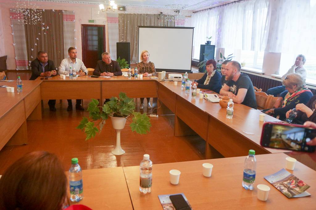 Круглый стол.jpg Круглый стол.jpg